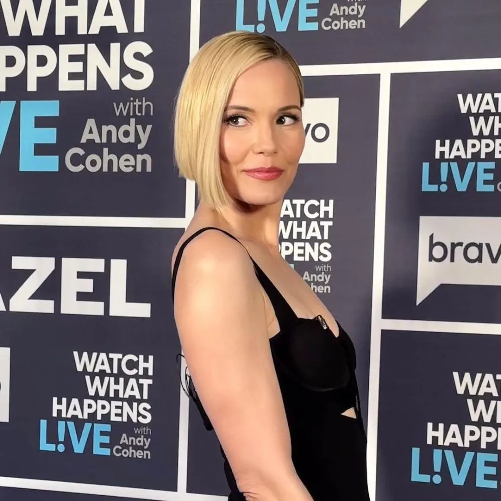 Leslie Bibb với mái tóc có phần rẽ ngôi lệch đầy ngẫu hứng năm 2023