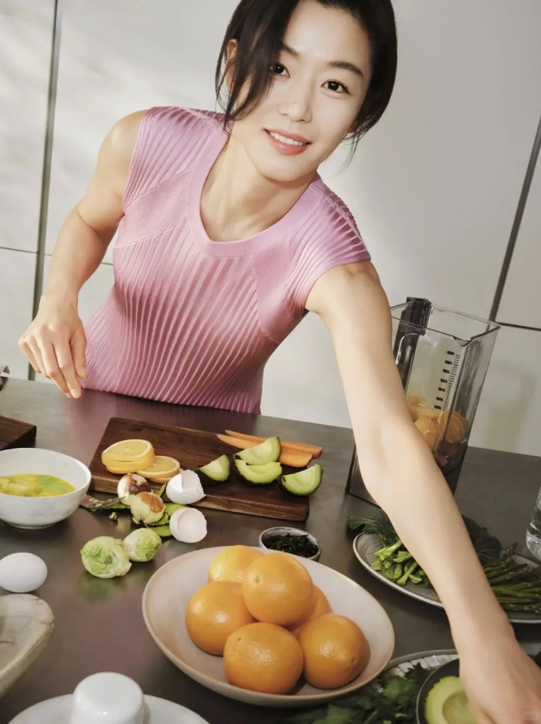 Jun Ji Hyun đang chuẩn bị bữa ăn eat clean - bí quyết giữ dáng hiệu quả.