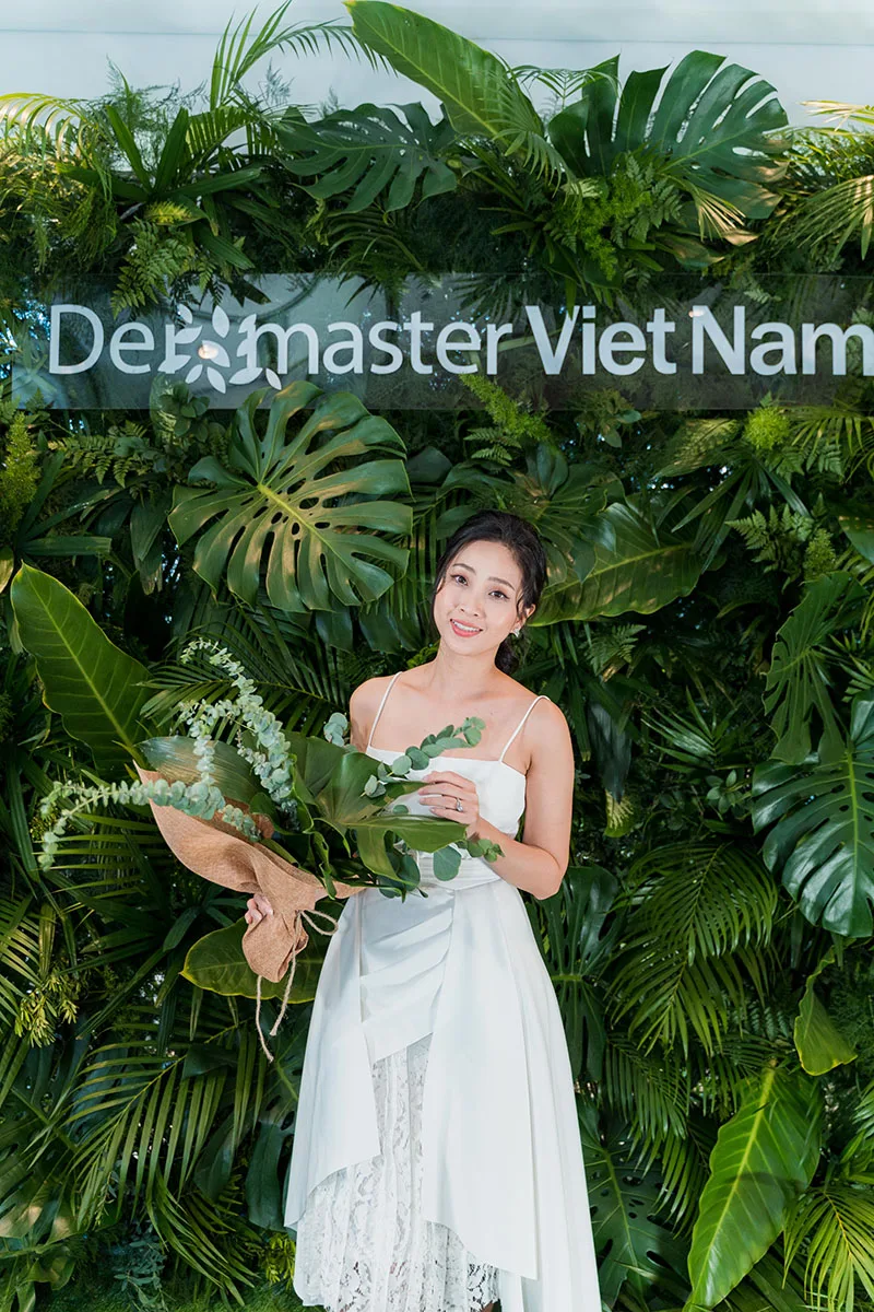 MC Liêu Hà Trinh với vẻ đẹp mơ màng lãng mạn vốn có. dermaster - 1