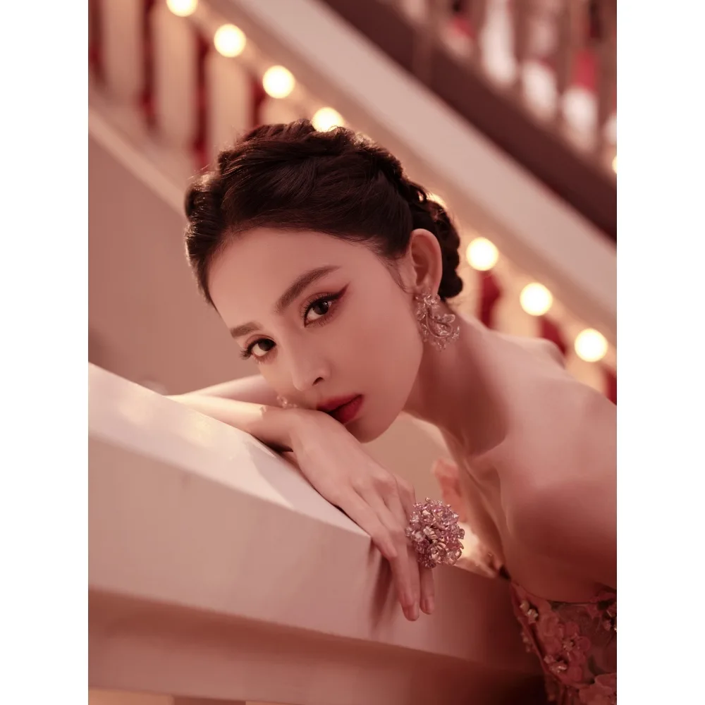 Nhan sắc quyến rũ của Cổ Lực Na Trát.