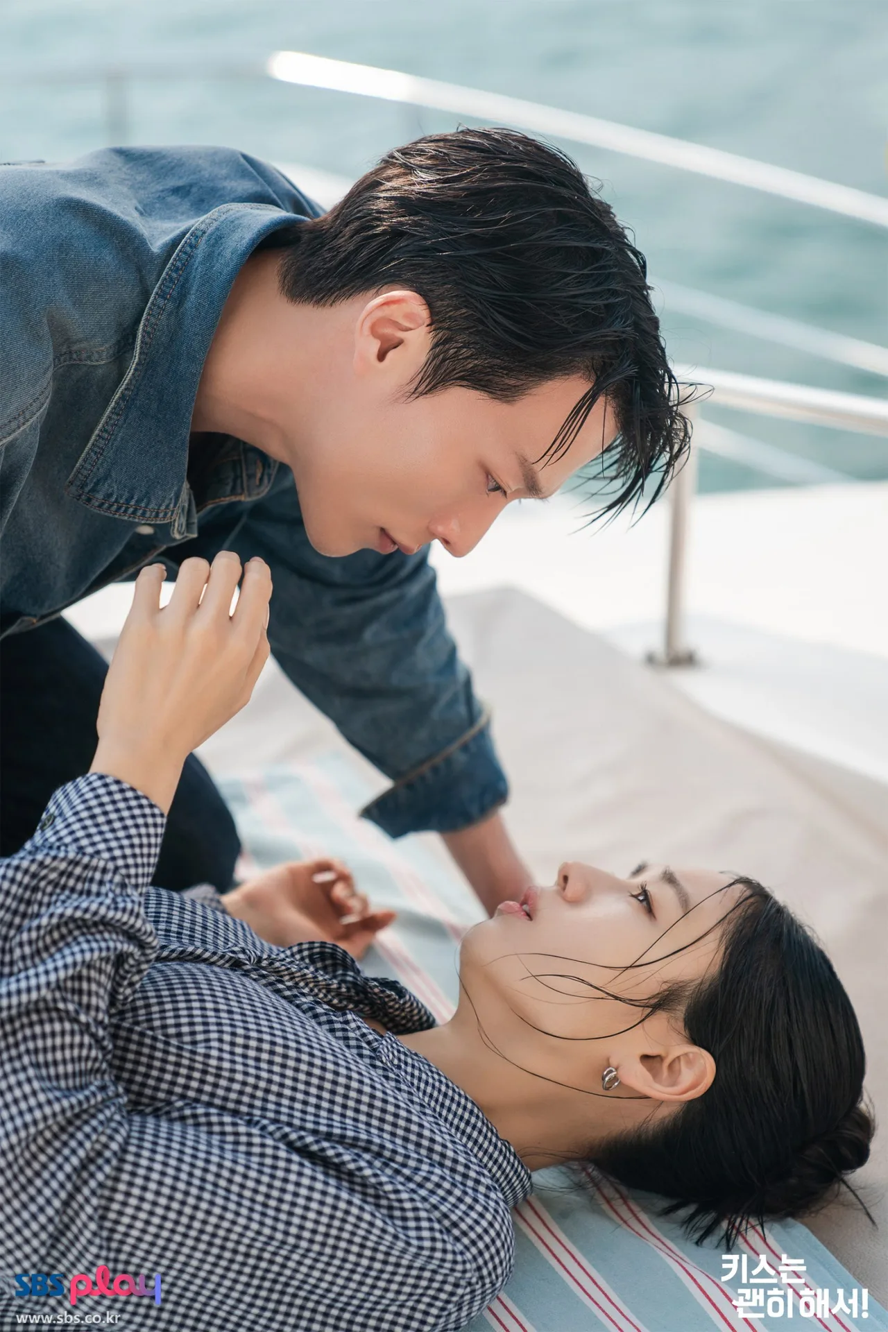 phim dynamite kiss hình ảnh 2 nhân vật Go Da Rim và Gong Ji Hyuk do Ahn Eun Jin và Jang Ki Yong đảm nhận elle review phim 2025