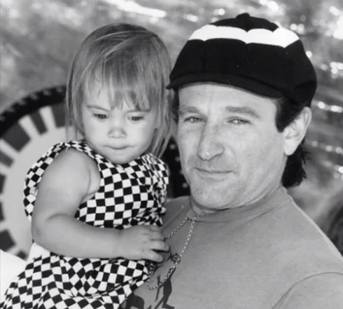 Tấm hình 2 bố con Robin Williams dược ông đăng tải để chúc mừng sinh nhật con gái tròn 25 tuổi.
