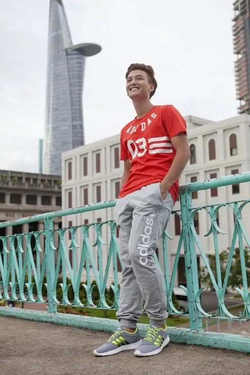 Huỳnh Anh phá cách với áo thun và giày thể thao