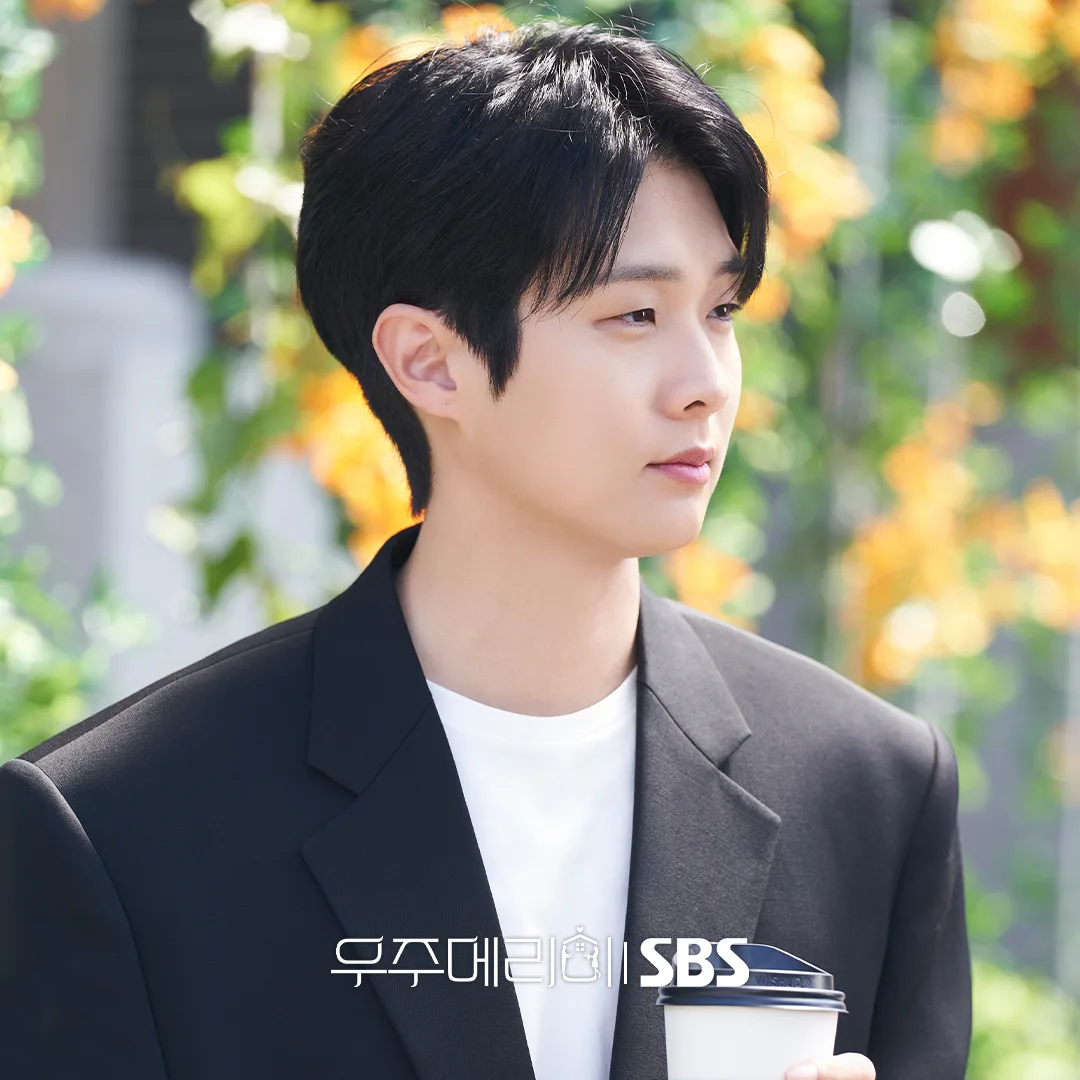 Choi Woo Shik thủ vai Kim Woo Joo trong phim Hàn Hãy lấy em đi