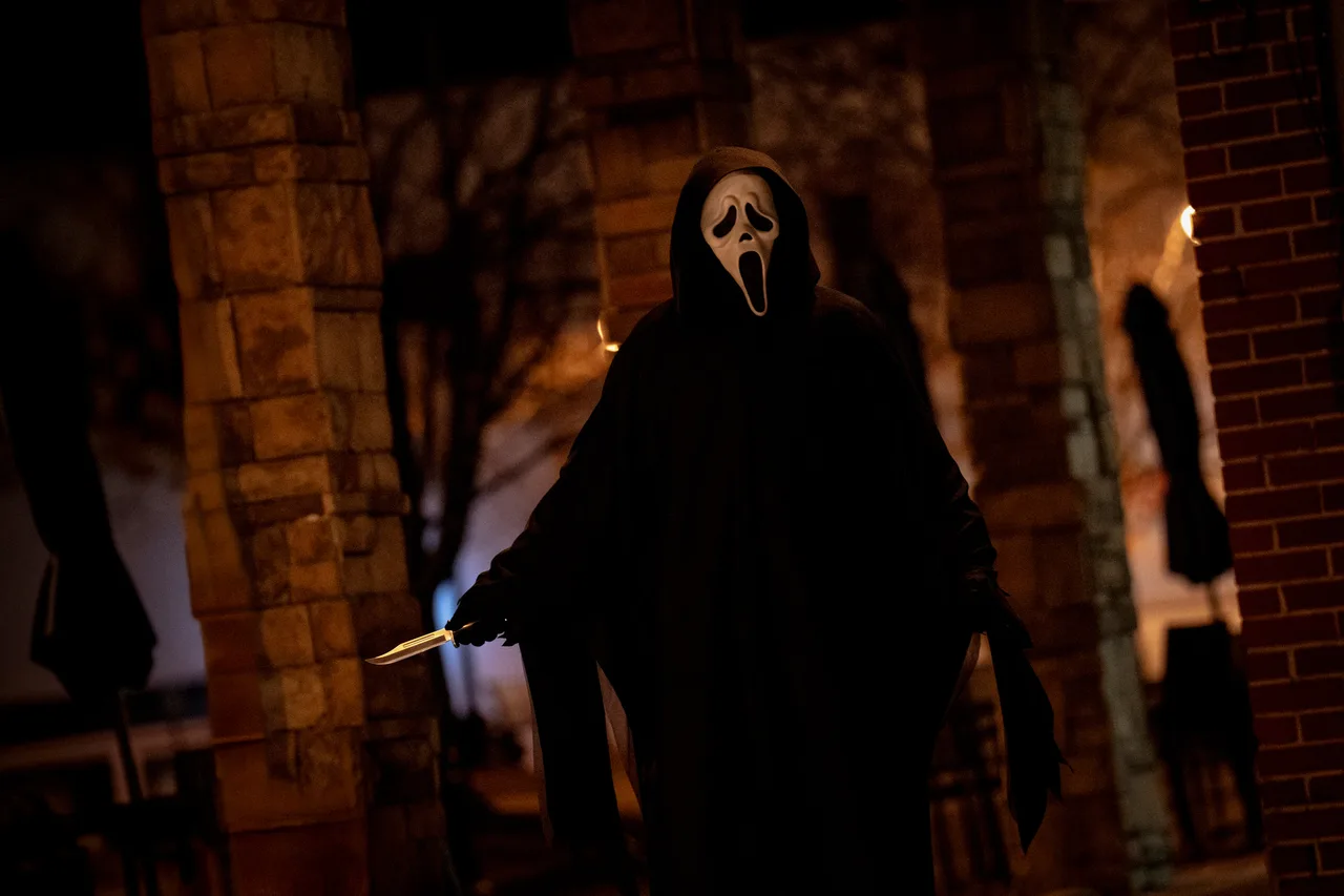 Hình tượng sát nhân Ghostface trong Tiếng Thét 7.
