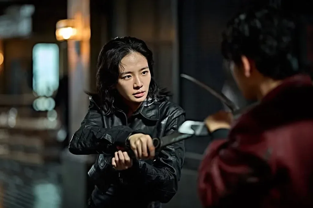 Một khoảnh khắc vừa lạnh lẽo vừa gợi cảm, chuẩn “dark femme fatale” của Park Gyu-young
