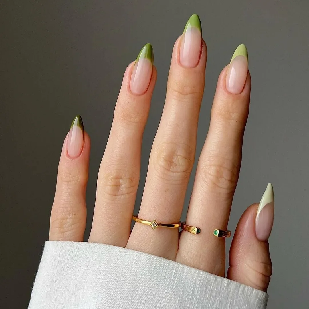 Hình ảnh kiểu nail matcha nước dừa với họa tiết French tips.