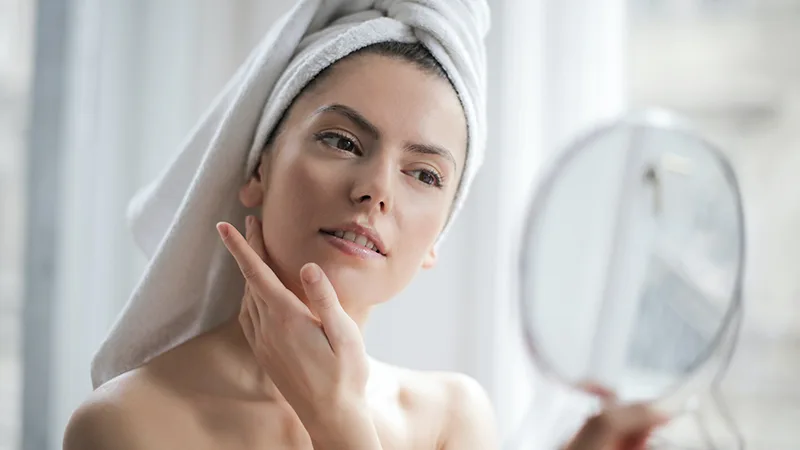 Khi khí trời trở nên se lạnh và hanh khô trong mùa cuối năm, các tín đồ làm đẹp càng nên dành thời gian để "tân trang" nhan sắc và chăm chút cho làn da ngọc ngà của mình nhiều hơn nữa.