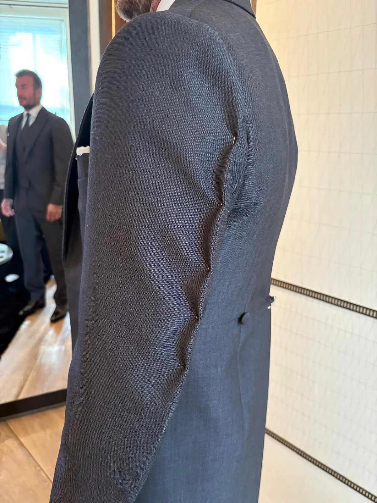 bộ suit Vic may cho David Beckham ngày nhận tước Hiệp sĩ