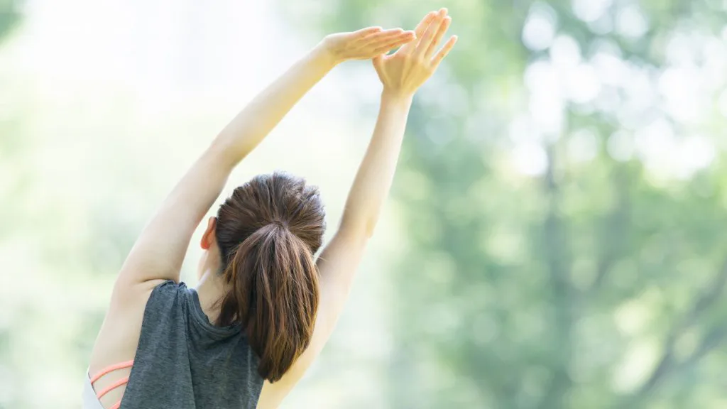 Cô gái và cánh tay thon gọn Cô gái và cánh tay thon gọn