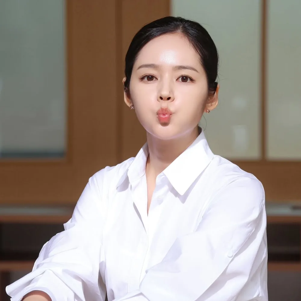 Nhan sắc trẻ trung của nữ diễn viên Hàn Quốc Han Ga In.