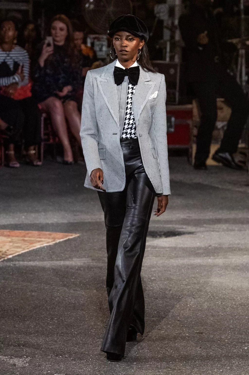 suit và quần ống loe trong bst tommy x zendaya