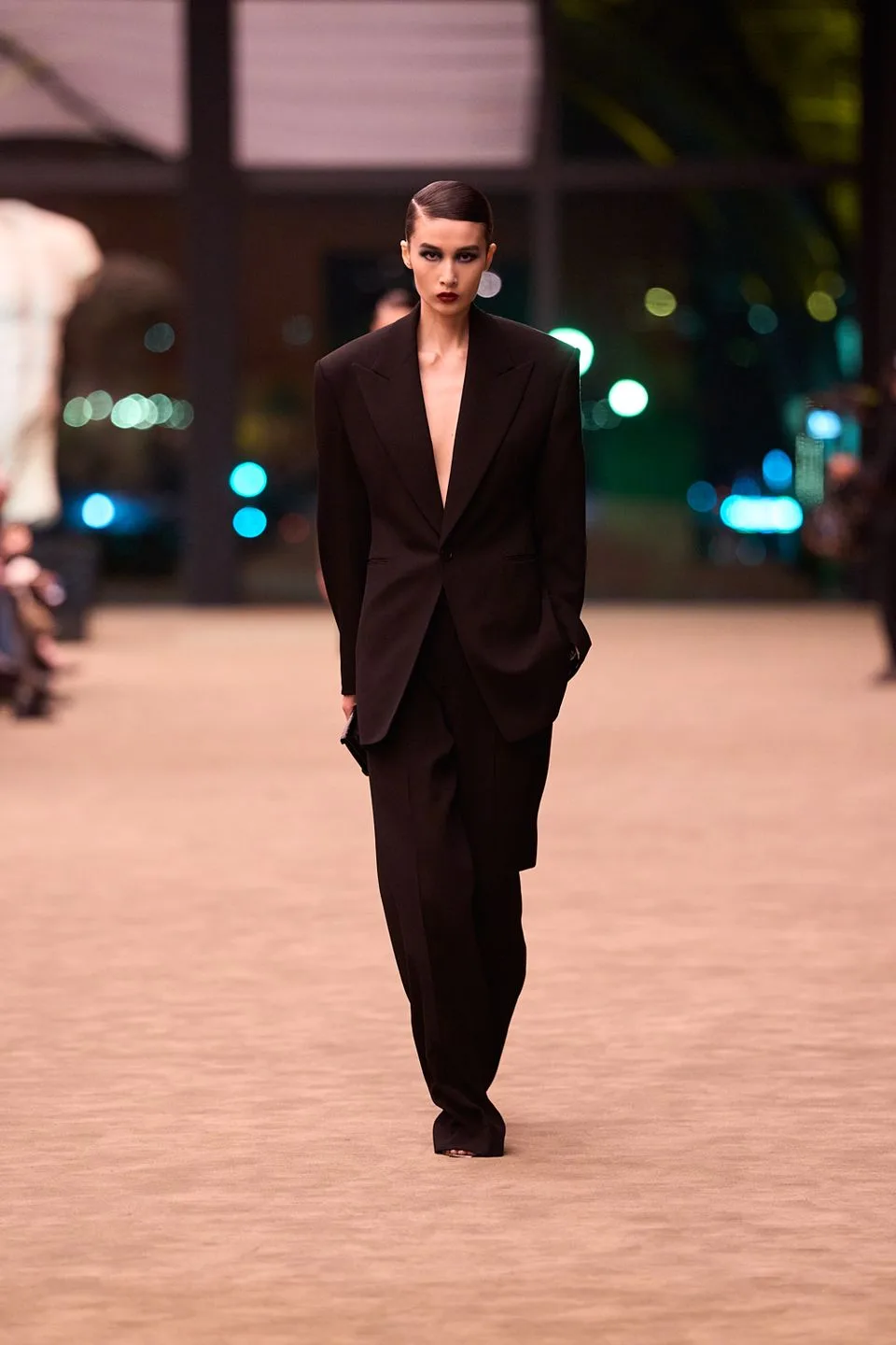 BST Saint Laurent Thu-Đông 2026.