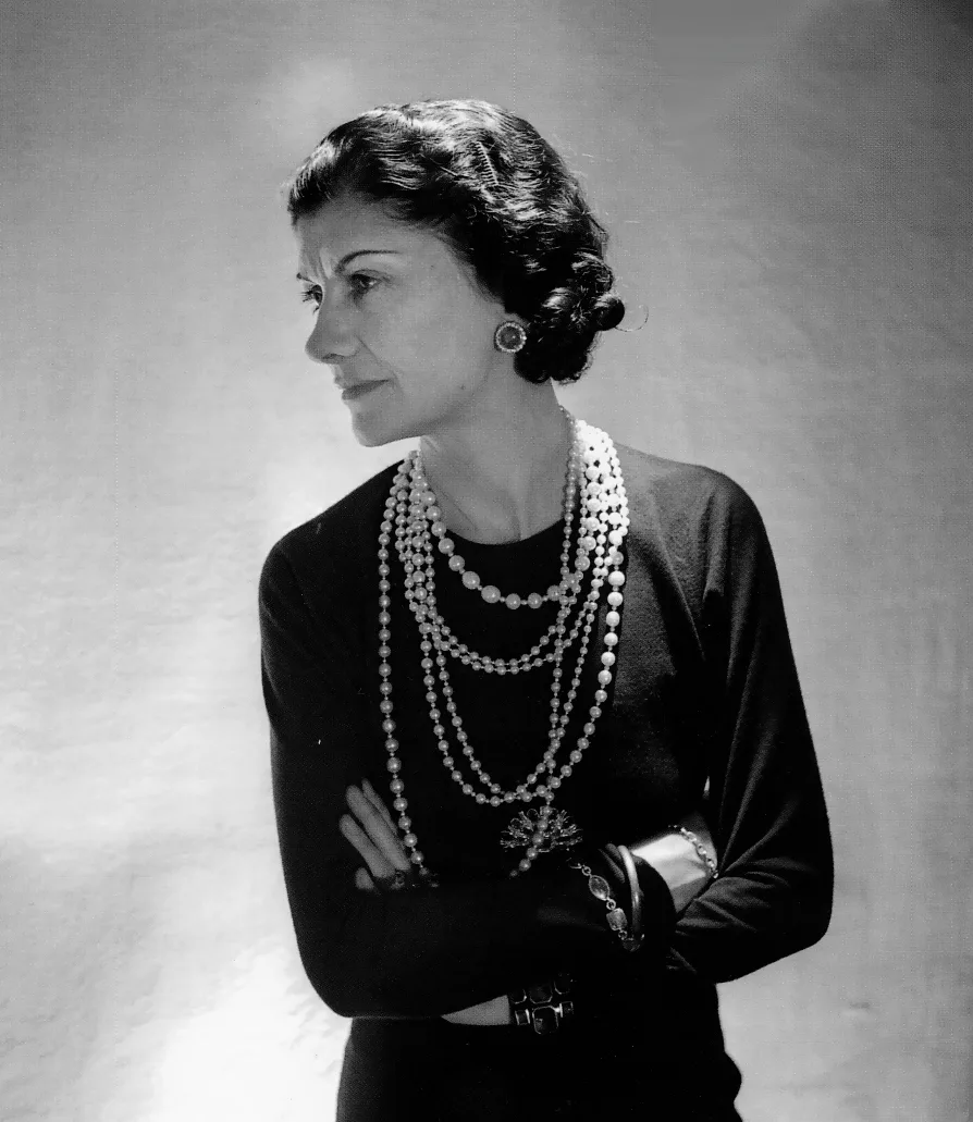 coco chanel mặc váy đen đeo dây chuyền ngọc trai nhiều lớp layer