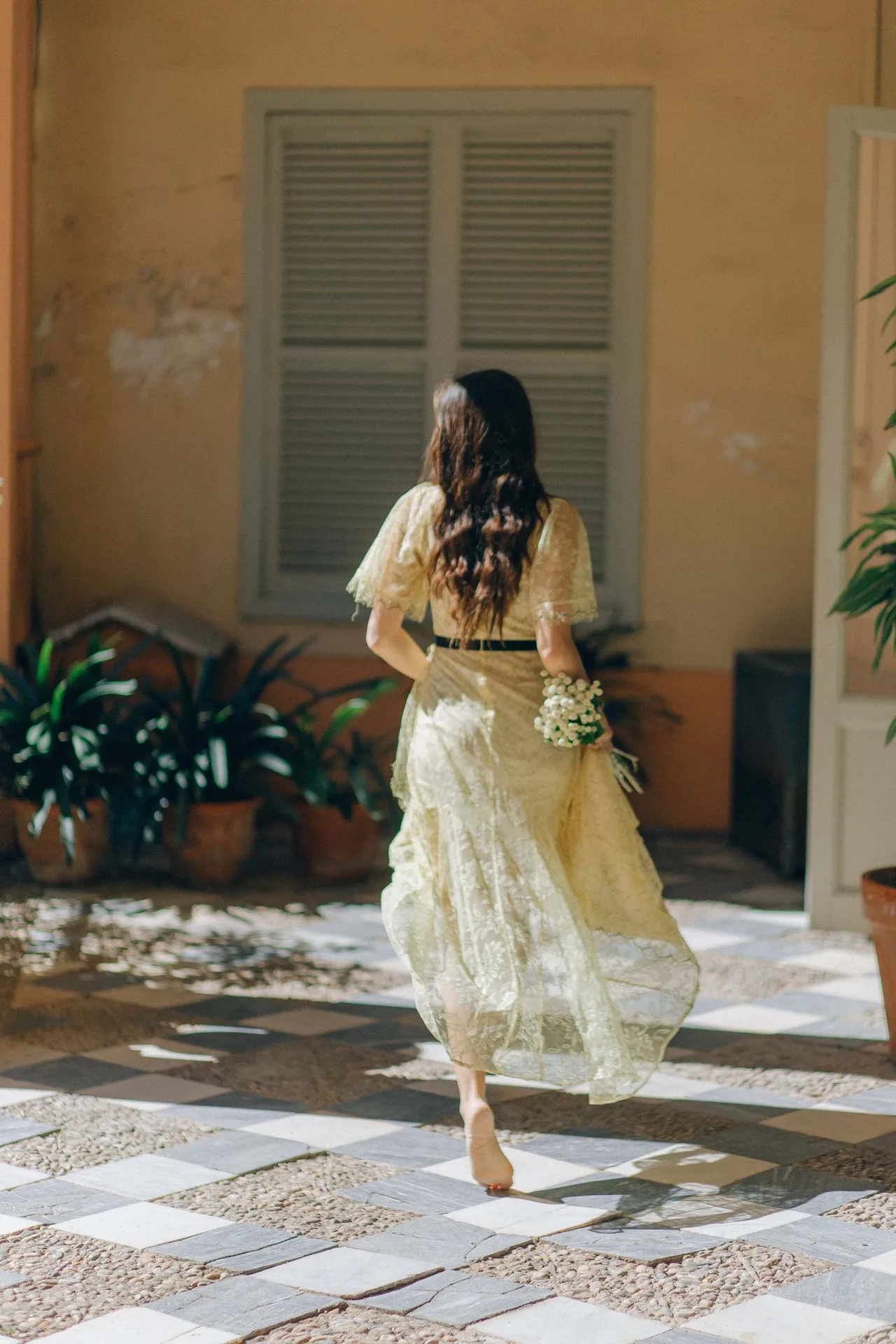 cô gái mặc váy đi chân trần