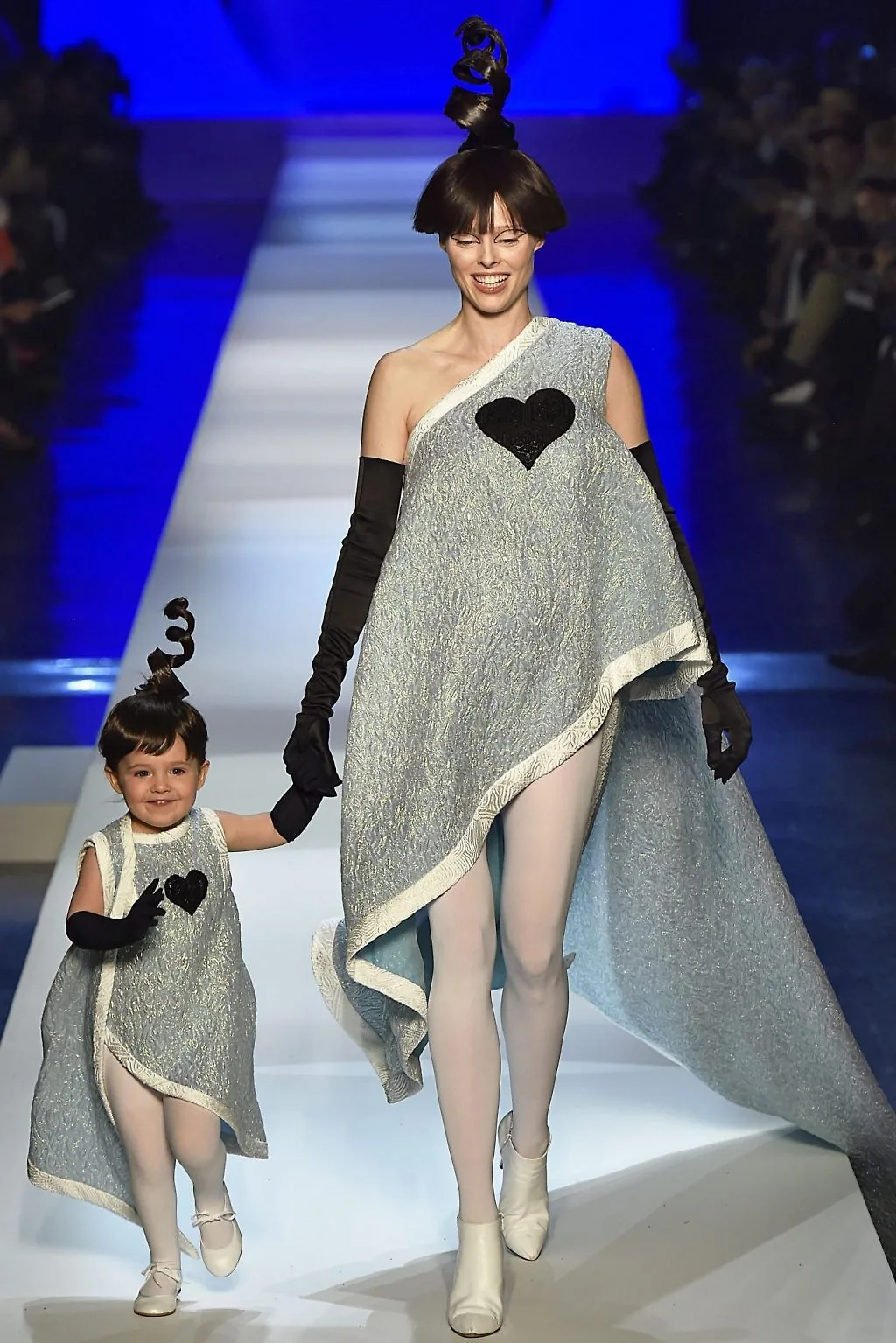 Coco Rocha và Ioni Conran trên sàn diễn