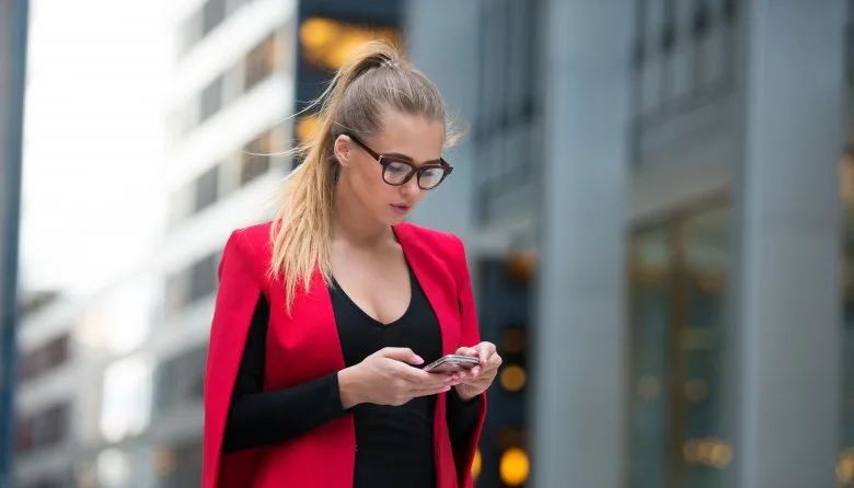 Thói quen lạm dụng điện thoại của người trẻ
