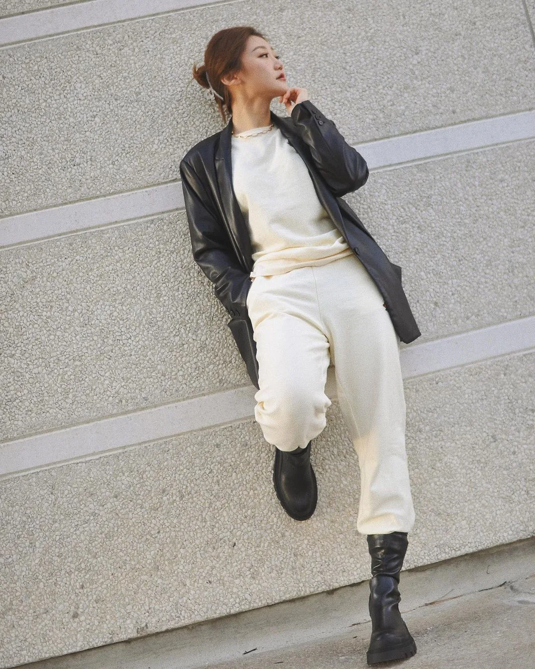 thời trang công sở athleisure với blazer và quần jogger