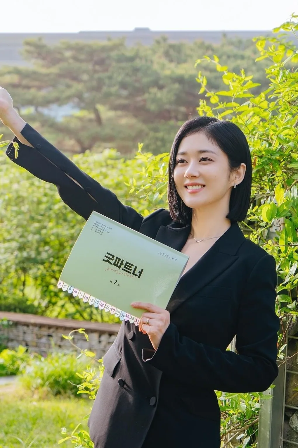 Thời trang Vest là lựa chọn “chân ái” của Jang Na Ra khi làm việc