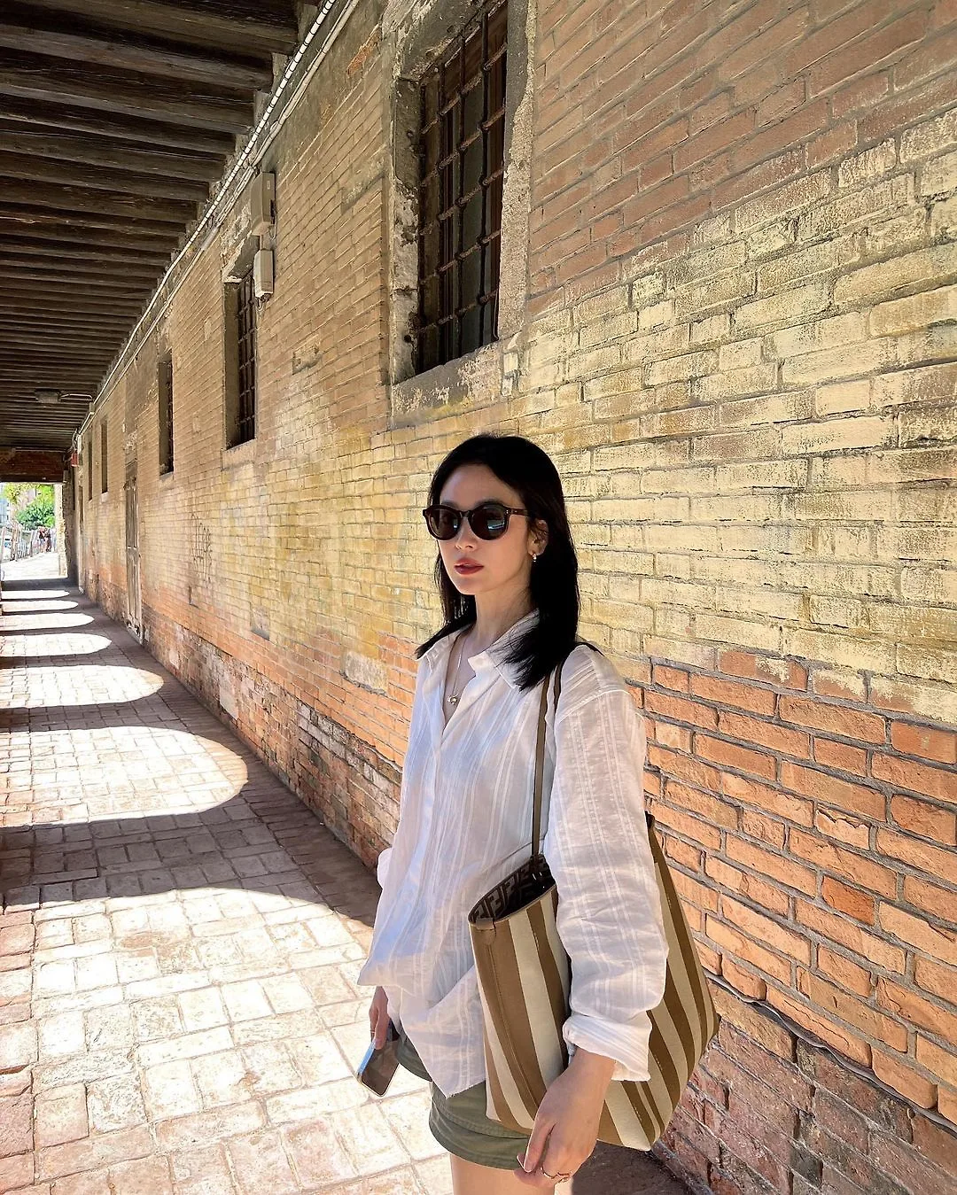 song hye kyo diện túi tote