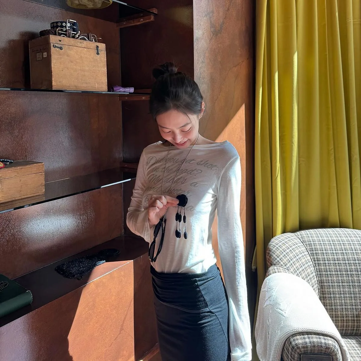 Jennie (BLACKPINK) diện áo tay dài mỏng mùa Hè