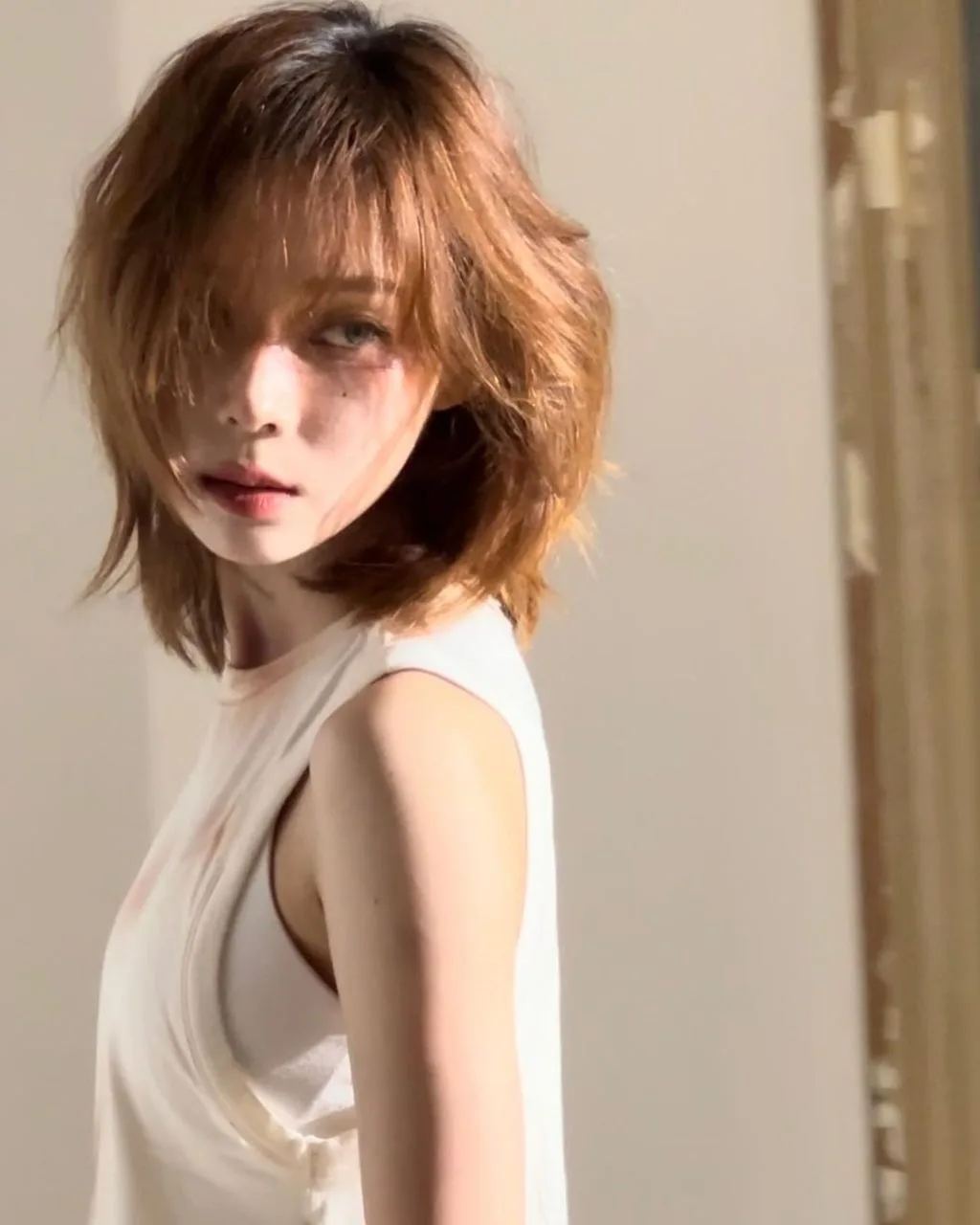 Winter tóc ngắn nhuộm nâu.