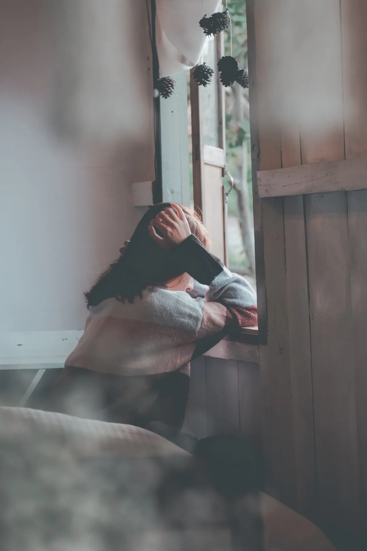 cô gái bên cửa sổ