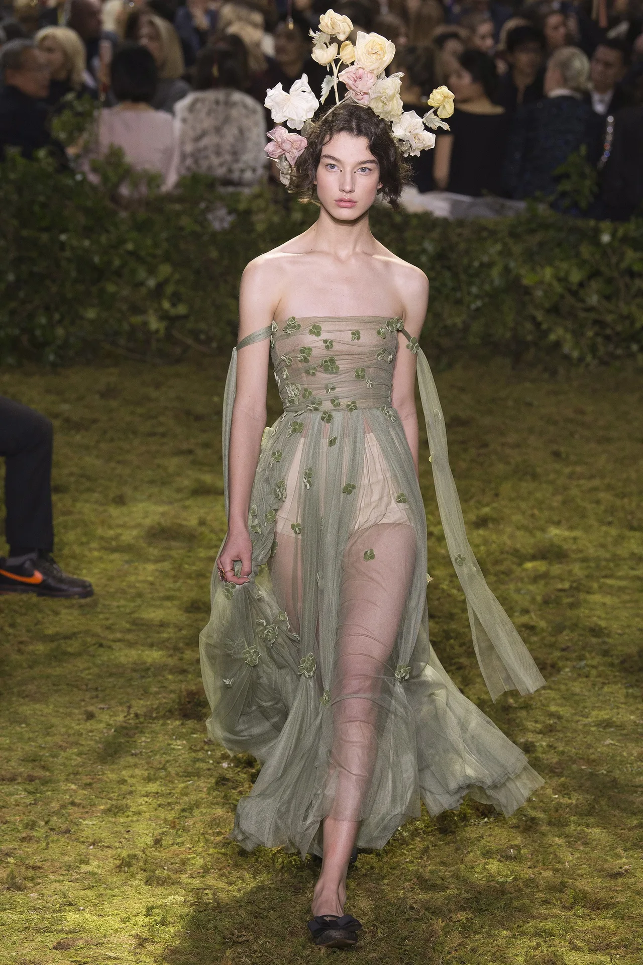 Những BST nổi bật tại tuần lễ Haute Couture Xuân-Hè 2017 - ELLE VN