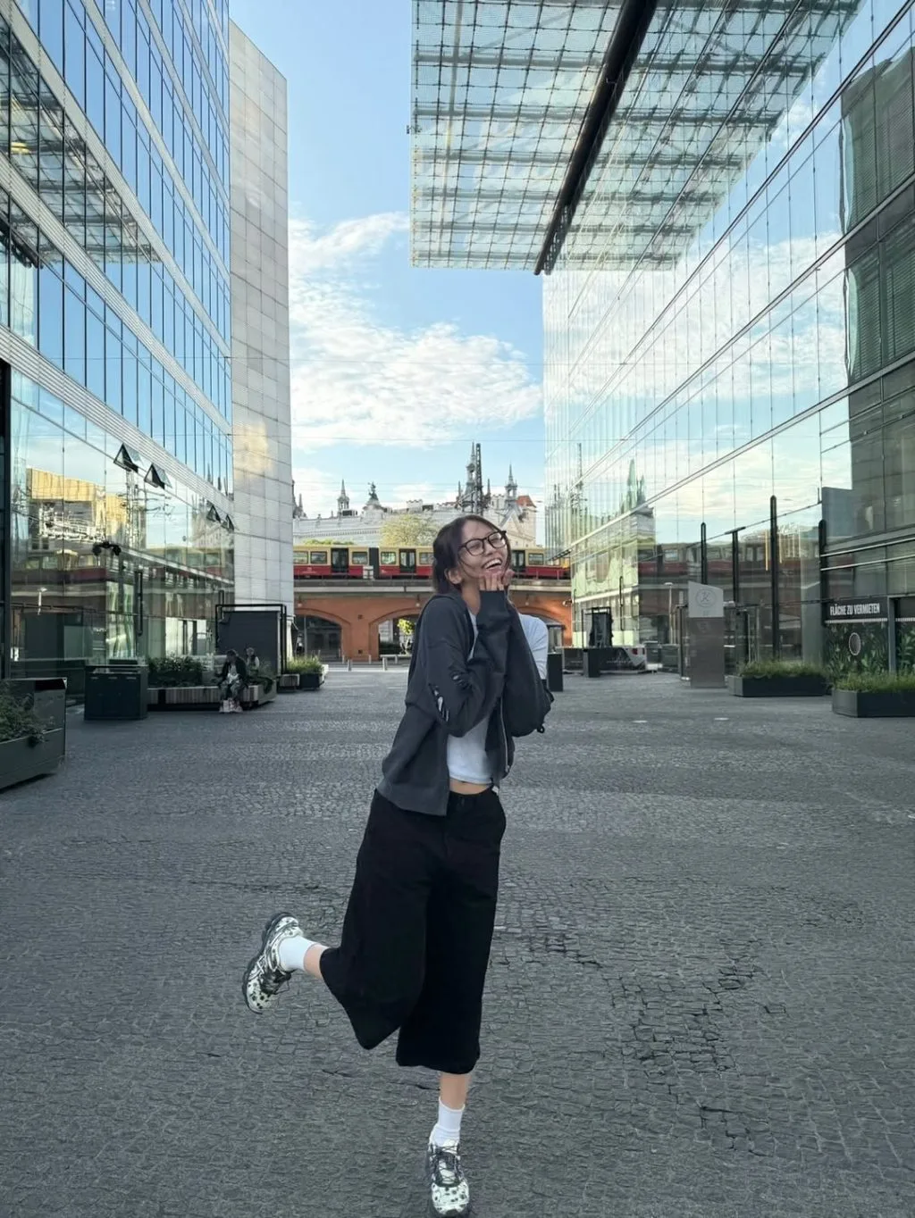 Nụ cười rạng rỡ của An Yu Jin càng nổi bật với outfit streetwear