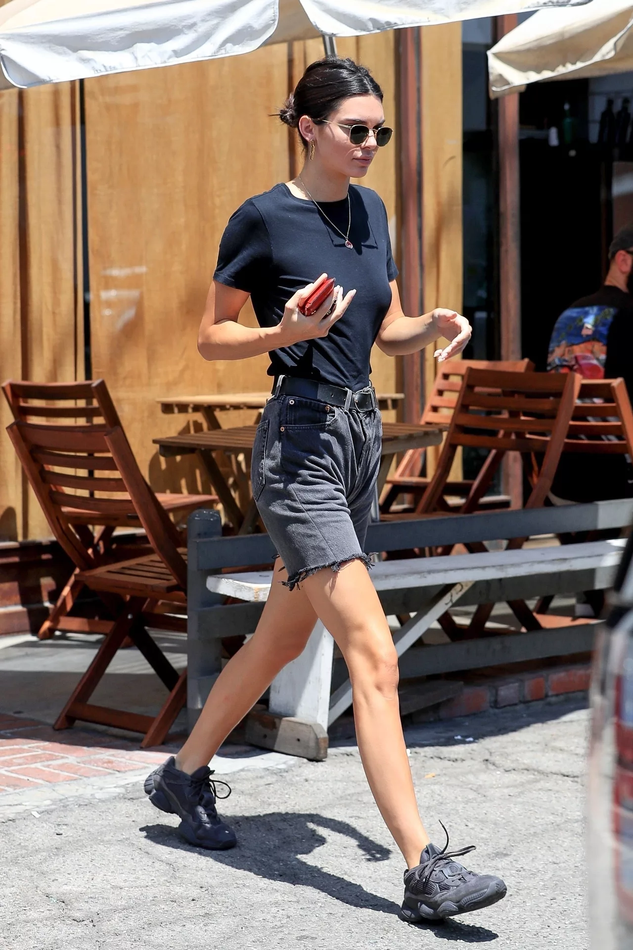 Kendall Jenner diện biker shorts cùng áo thun đen