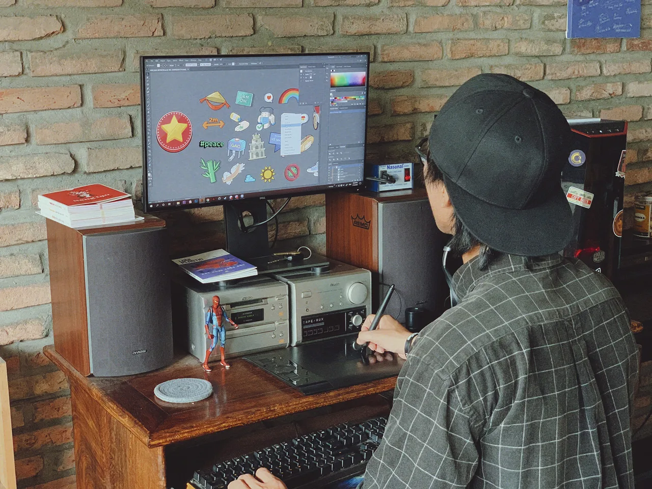 nghệ sĩ người đá đang vẽ trên máy tính bàn