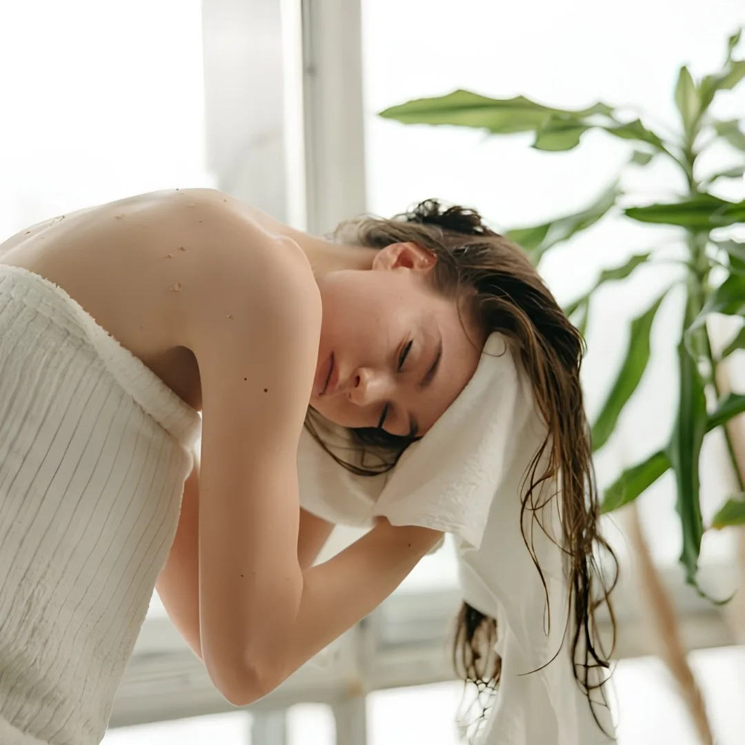cô gái đang sấy khô tóc bằng khăn