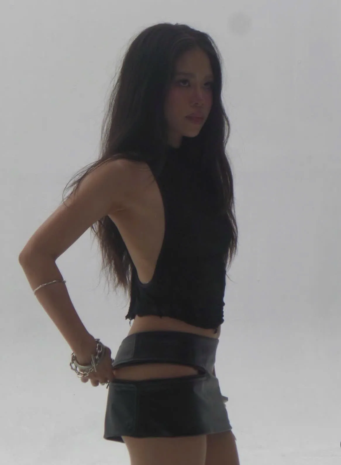 T'Linh mini skirt thời trang Y2K