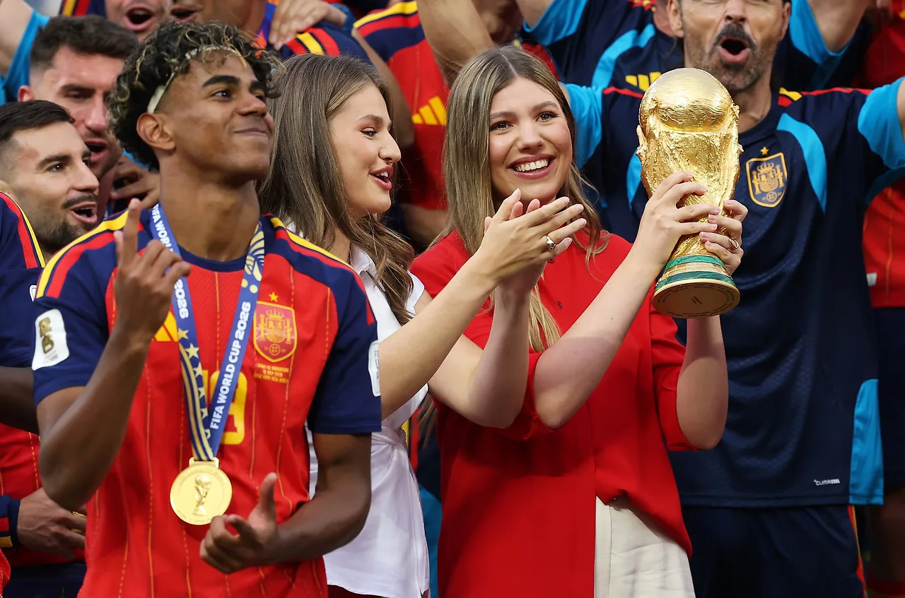 Công chúa Sofia đã nâng cao chiếc cúp vô địch World Cup và ăn mừng cùng các cầu thủ Tây Ban Nha.