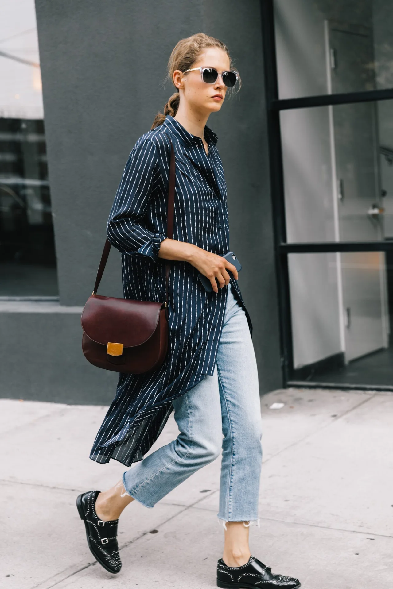 áo sơmi kẻ quần skinny jeans kính mát