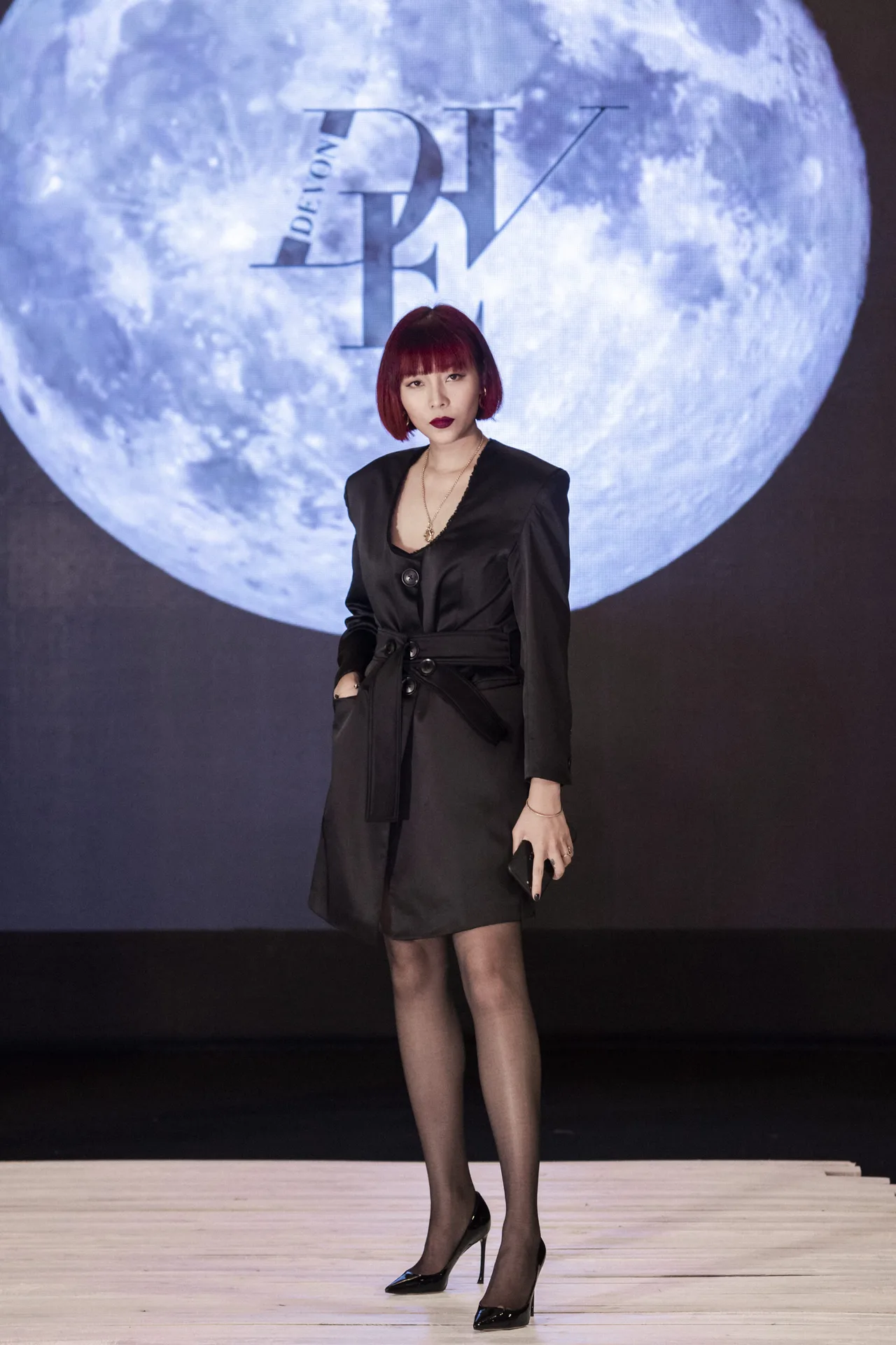 NTK Devon Nguyễn tại show diễn thời trang Pre-Fall Moonlight