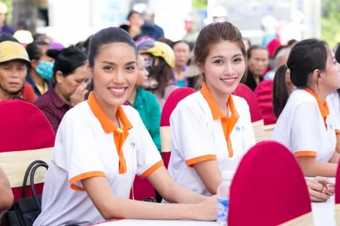 Hơn 24.000 phần quà đã được chuyến xe "Thương về miền Trung" trao đến tay người dân