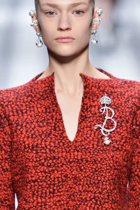 Phụ kiện hoa tai và trâm cài áo Balenciaga Phụ kiện hoa tai và trâm cài áo Balenciaga