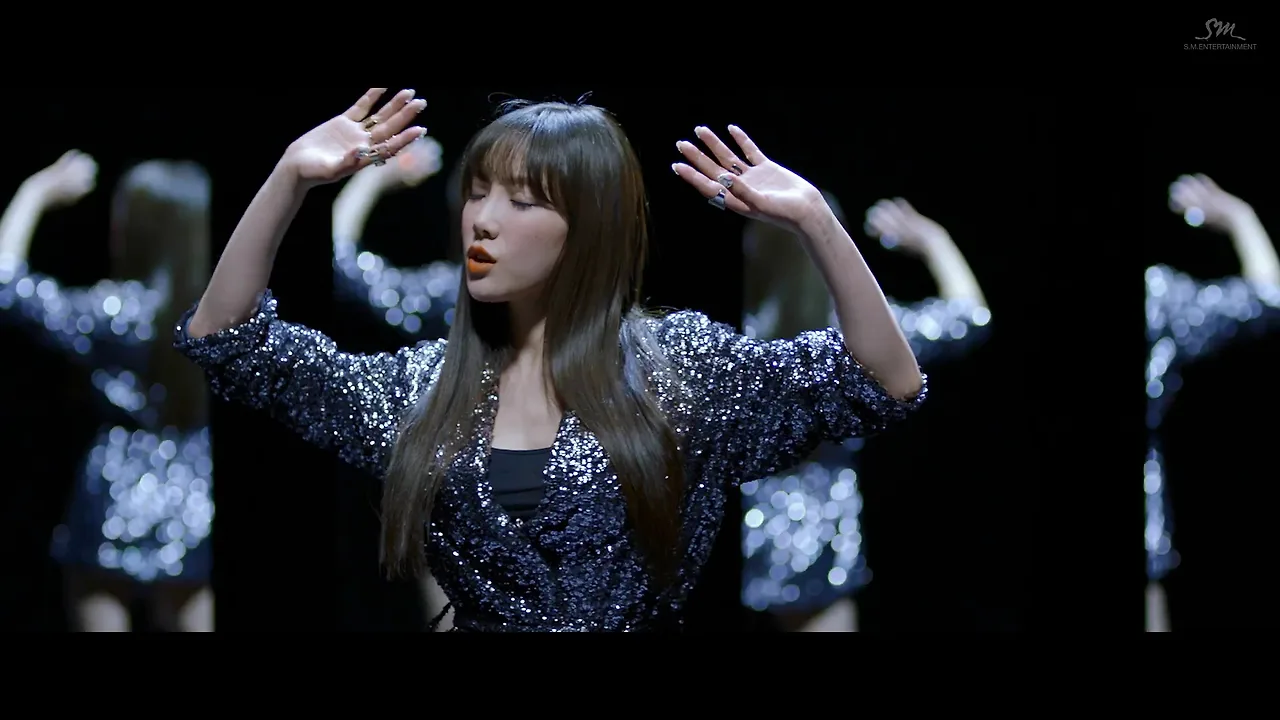 Ca sĩ Taeyeon mặc áo sequin trong MV I Got Love