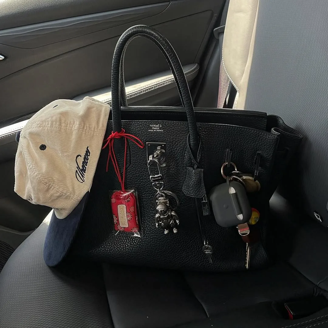 Stylist Freddy Nguyễn cũng trang trí bag charm cầu kỳ cho túi xách
