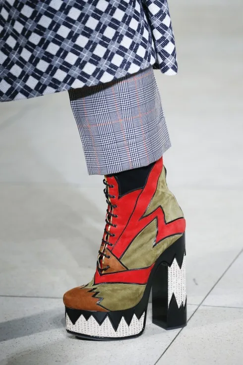 Giày boots ấn tượng của Miu Miu.