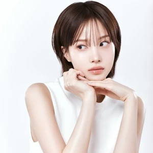Cô gái chống tay lên cằm