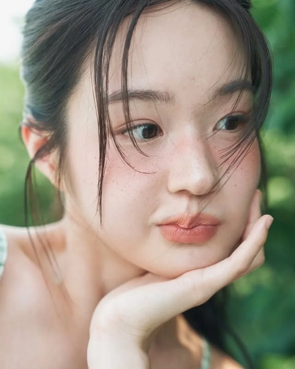 Cô gái với làn da mịn màng nhờ sử dụng bakuchiol kết hợp hyaluronic.