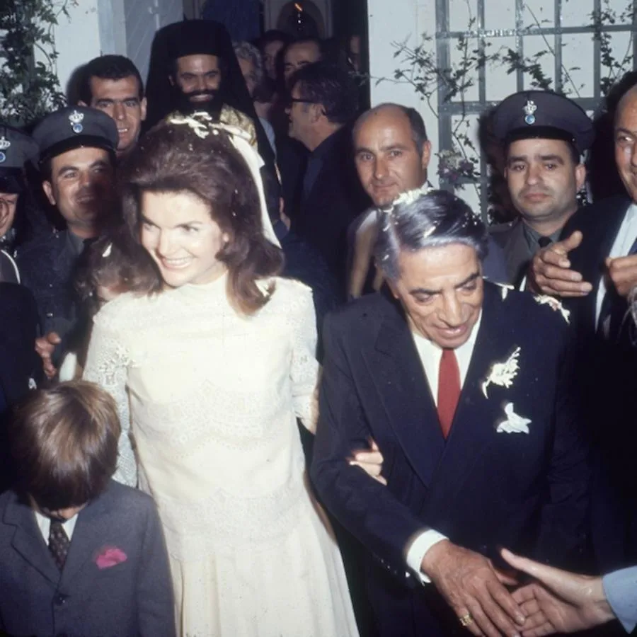 Jacqueline Kennedy Onassis trong váy cưới Valentino lần hai