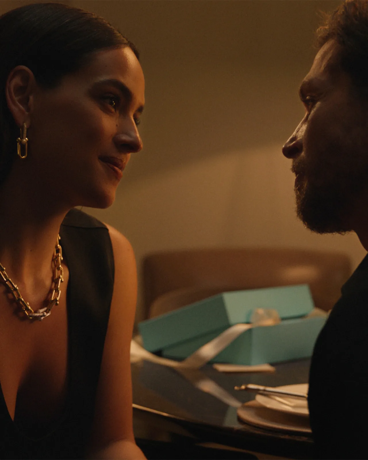 Adria Arjona trong quảng cáo của Tiffany & Co.