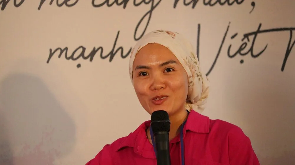 chị thủy tiên mặc áo hồng nói chuyện tại chiến dịch song hành