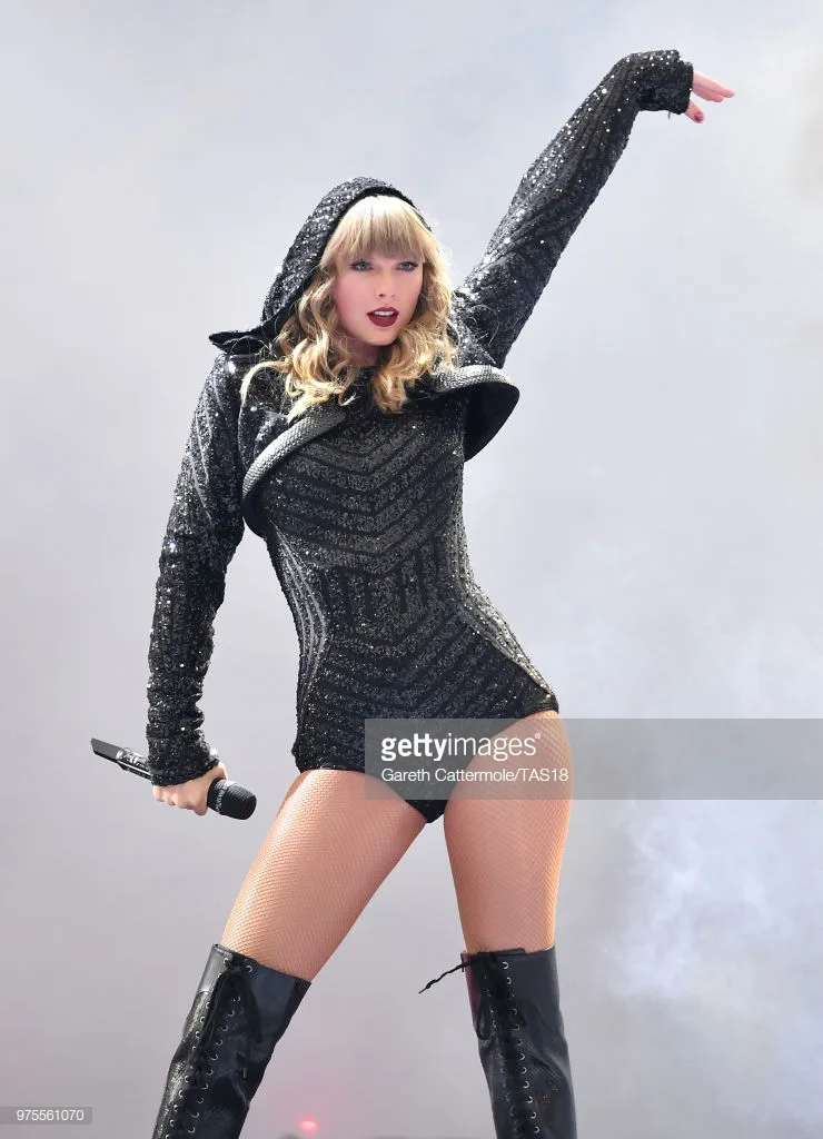 phong cách thời trang Taylor Swift trong tour diễn 4