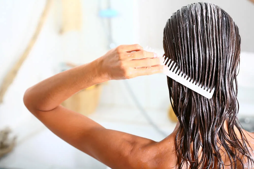 Cô gái đang ủ tóc với mặt nạ tóc