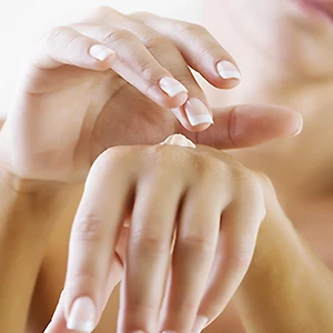 Gợi ý cách chăm sóc da tay mềm mại cho bạn gái