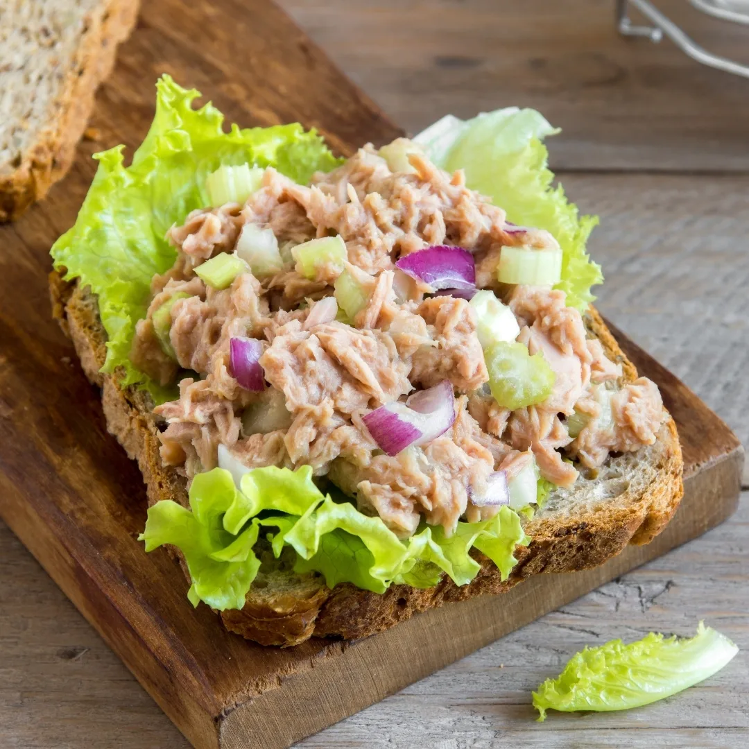Hình ảnh salad cá ngừ ăn kèm bánh mì nướng.